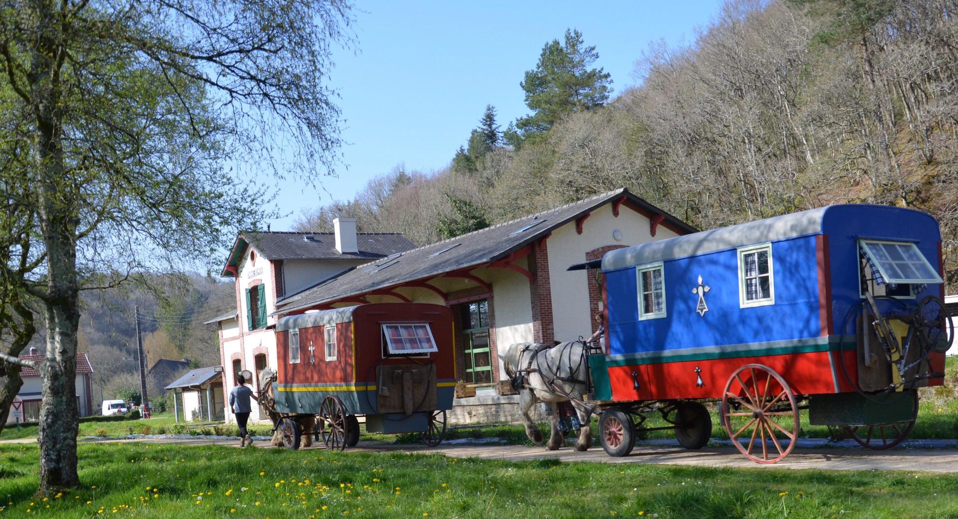 Les roulottes d'A l'Ouest devant le gîte d'étape de la gare